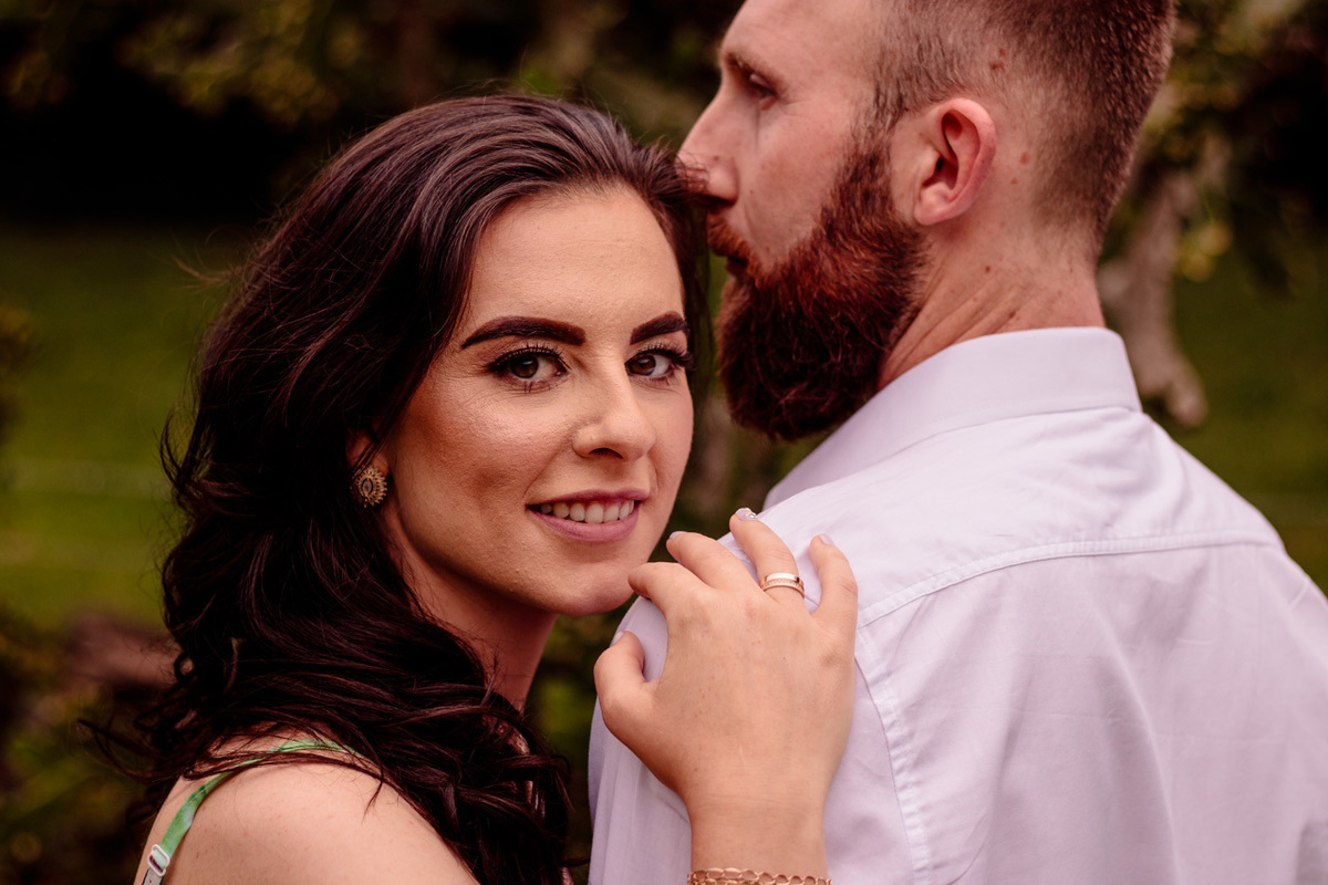 Fotografia de casal  ensaio fotográfico externo de casal  no campo em Encantado RS pela fotógrafa Vanessa Cristina Fotografia