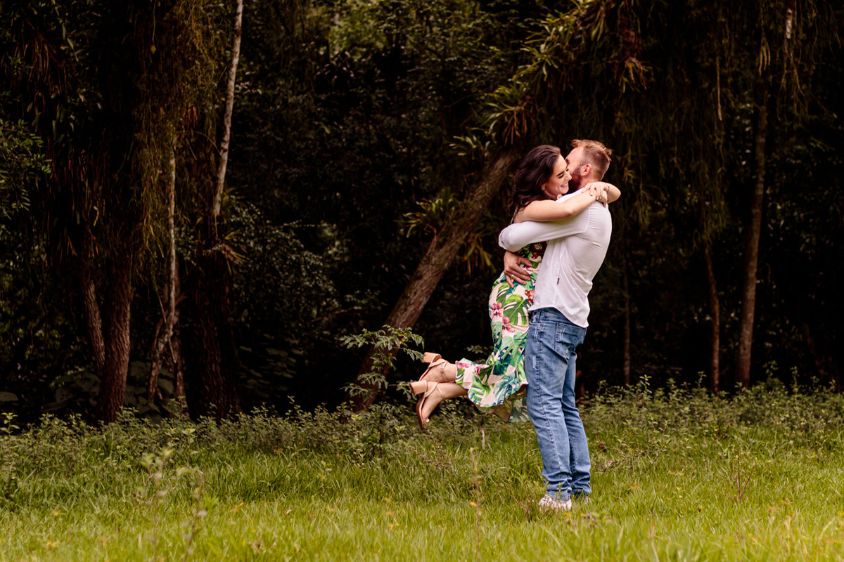 Fotografia de casal ensaio fotográfico externo de casal  no campo em Encantado RS pela fotógrafa Vanessa Cristina Fotografia