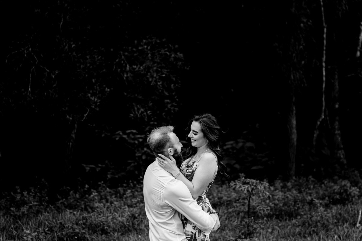 Fotografia de casal ensaio fotográfico externo de casal no campo em Encantado RS pela fotógrafa Vanessa Cristina Fotografia