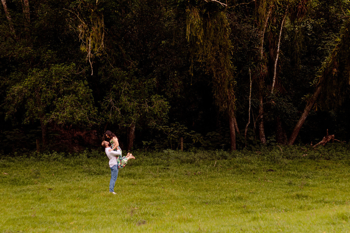 Fotografia de casal pré-wedding e noivado ensaio fotográfico externo de casal em Encantado RS pela fotógrafa Vanessa Cristina Fotografia