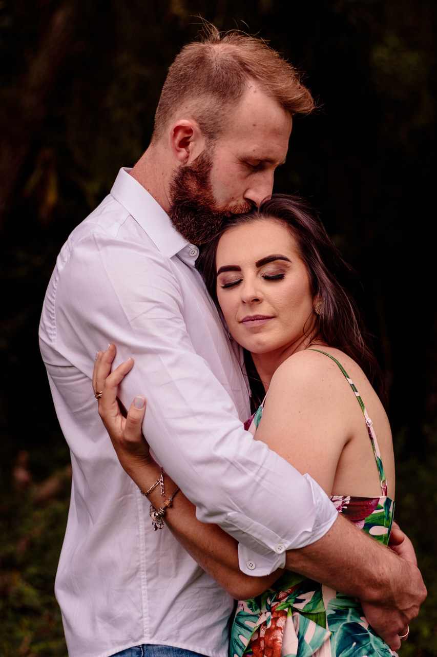 Fotografia de casal externo no campo em Encantado RS pela fotógrafa Vanessa Cristina Fotografia