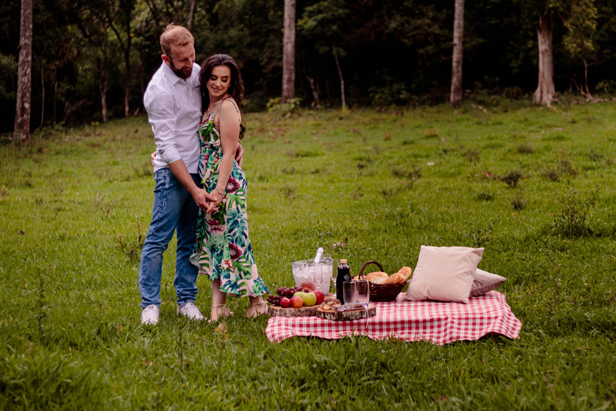 Fotografia de casal ensaio fotográfico externo com pique-nique em Encantado RS pela fotógrafa Vanessa Cristina Fotografia