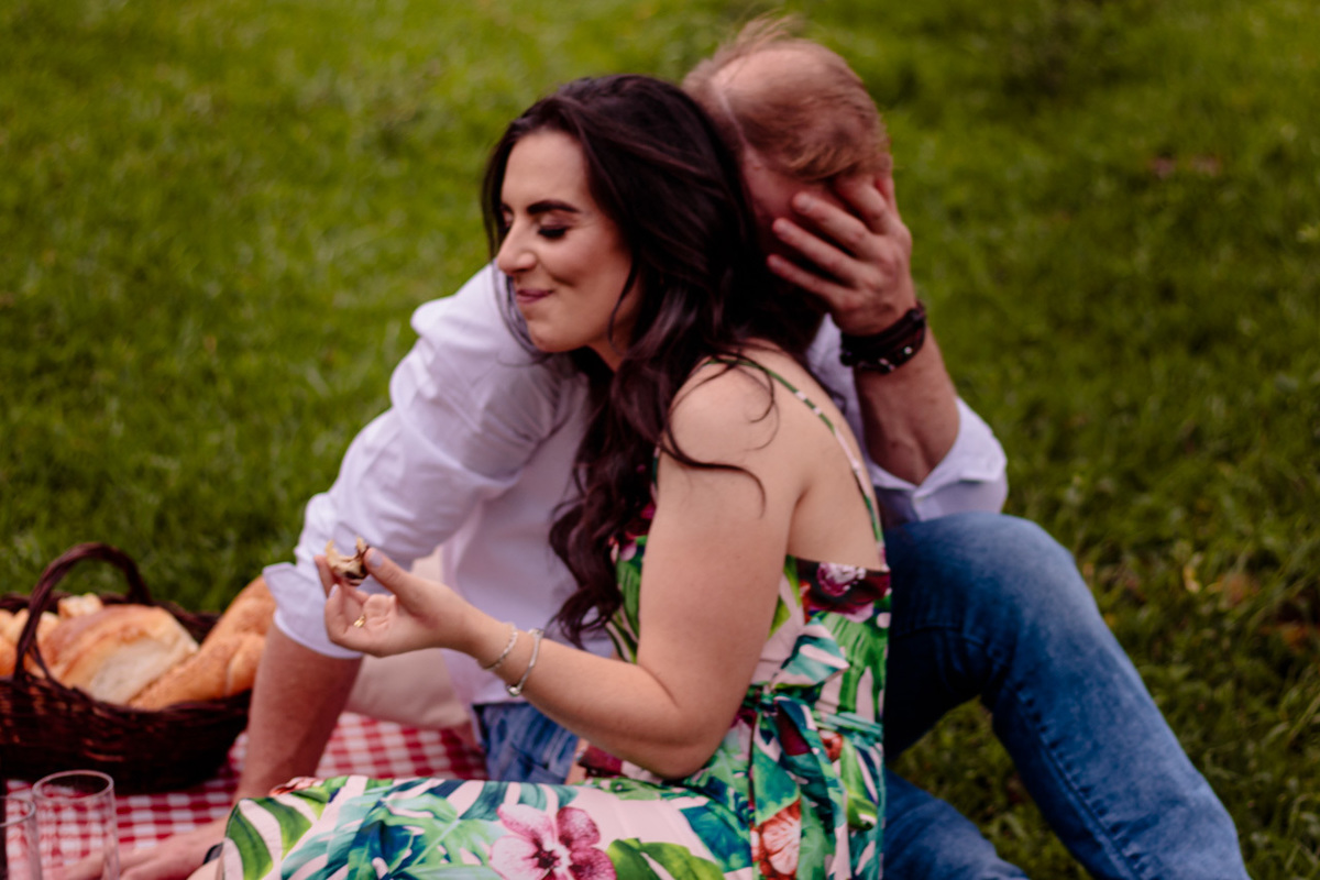 Fotografia de casal ensaio fotográfico externo com pique-nique em Encantado RS pela fotógrafa Vanessa Cristina Fotografia