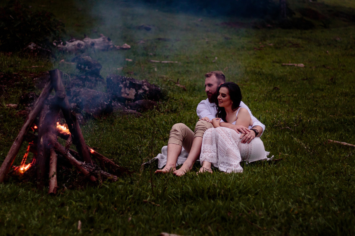 Fotografia de casal com fogueira Ensaio fotográfico externo de casal com fogueira em Encantado RS pela fotógrafa Vanessa Cristina Fotografia