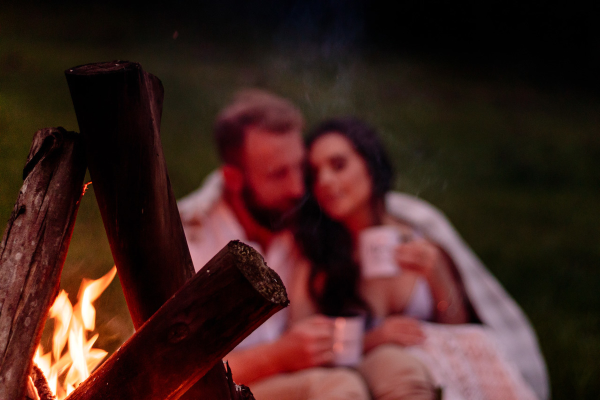 Fotografia de casal com fogueira Ensaio fotográfico externo com fogueira em Encantado RS pela fotógrafa Vanessa Cristina Fotografia