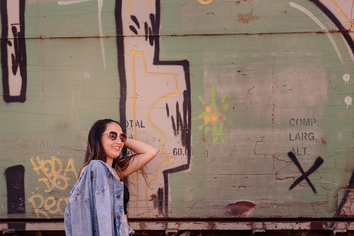 Fotografia feminina Ensaio fotográfico com trem na estação férrea de Roca Sales Fotógrafa em Roca Sales   com a fotógrafa Vanessa Cristina Fotografia