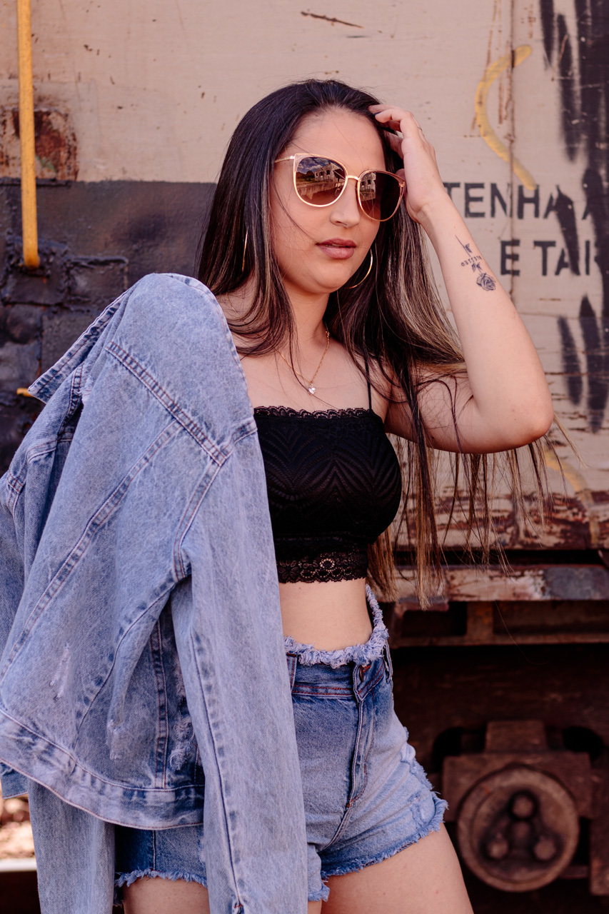Fotografia em Roca Sales - Fotografia feminina Ensaio fotográfico com trem na estação férrea de Roca Sales Fotógrafa em Roca Sales com a fotógrafa Vanessa Cristina Fotografia