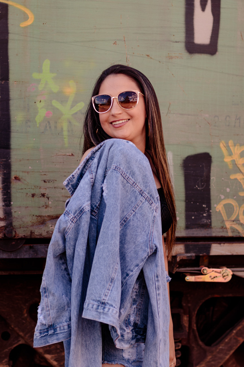 Fotografia em Roca Sales - Fotografia feminina Ensaio fotográfico com trem na estação férrea de Roca Sales Fotógrafa em Roca Sales com a fotógrafa Vanessa Cristina Fotografia