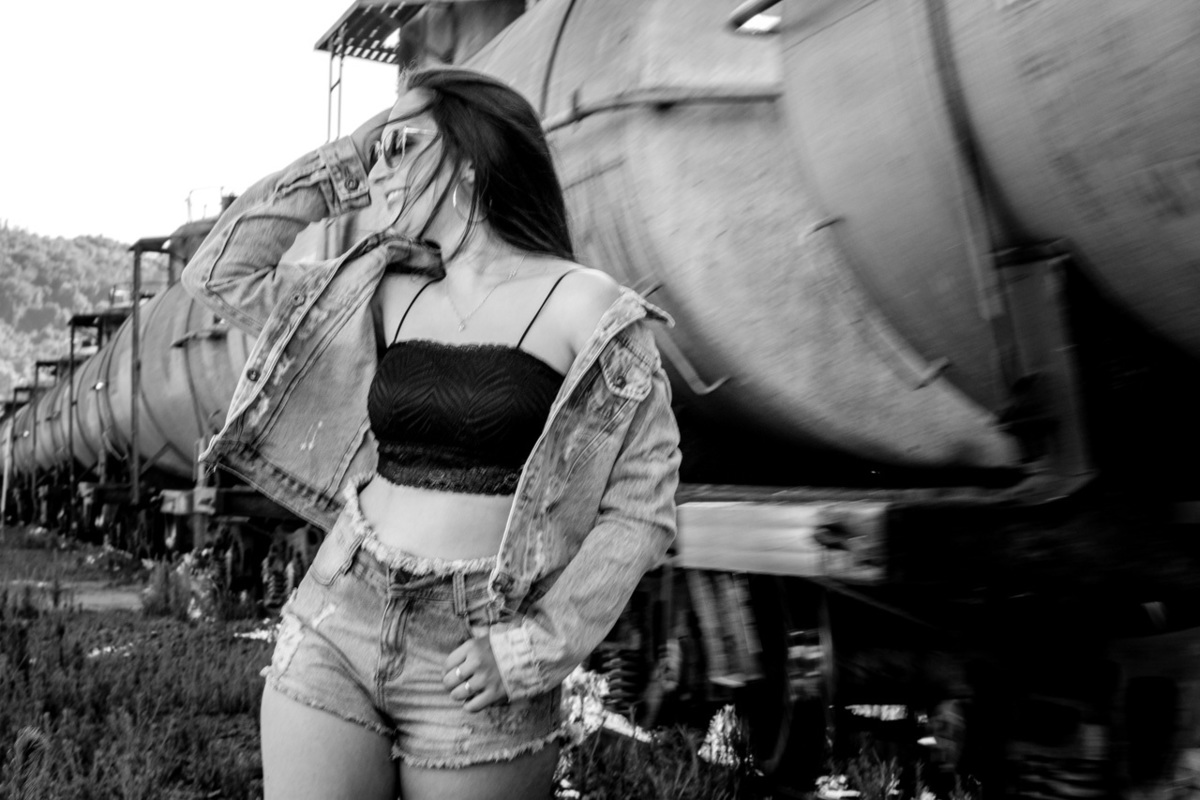 Fotografia em Roca Sales - Fotografia feminina Ensaio fotográfico com trem na estação férrea de Roca Sales Fotógrafa em Roca Sales com a fotógrafa Vanessa Cristina Fotografia