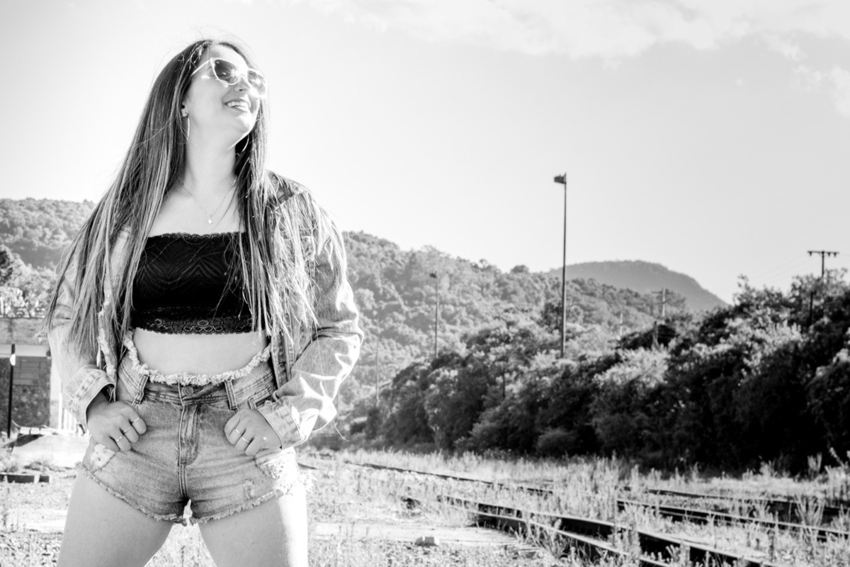 Fotografia em Roca Sales - Fotografia feminina Ensaio fotográfico com trem na estação férrea de Roca Sales Fotógrafa em Roca Sales com a fotógrafa Vanessa Cristina Fotografia