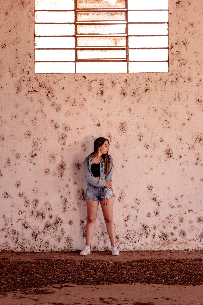 Fotografia em Roca Sales - Fotografia feminina Ensaio fotográfico com trem na estação férrea de Roca Sales Fotógrafa em Roca Sales com a fotógrafa Vanessa Cristina Fotografia