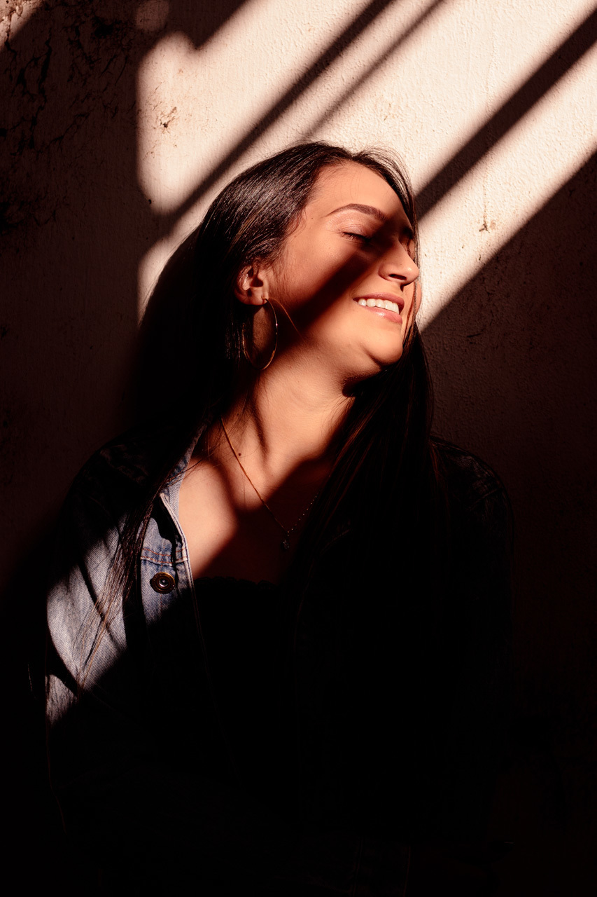 Fotografia em Roca Sales - Fotografia feminina Ensaio fotográfico com trem na estação férrea de Roca Sales Fotógrafa em Roca Sales com a fotógrafa Vanessa Cristina Fotografia