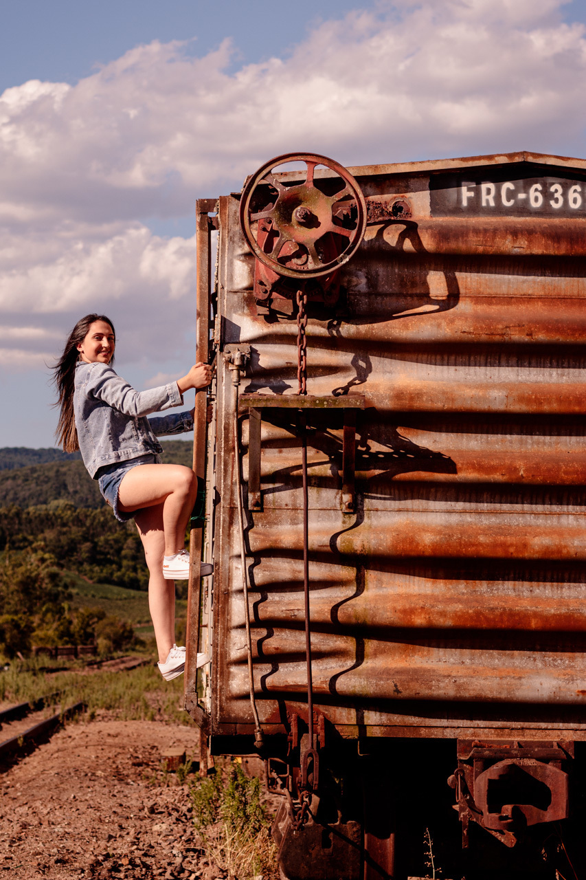 Fotografia em Roca Sales - Fotografia feminina Ensaio fotográfico com trem na estação férrea de Roca Sales Fotógrafa em Roca Sales com a fotógrafa Vanessa Cristina Fotografia
