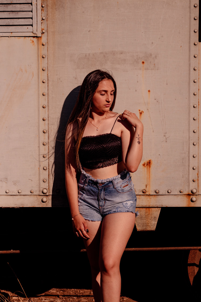 Fotografia em Roca Sales - Fotografia feminina Ensaio fotográfico com trem na estação férrea de Roca Sales Fotógrafa em Roca Sales com a fotógrafa Vanessa Cristina Fotografia