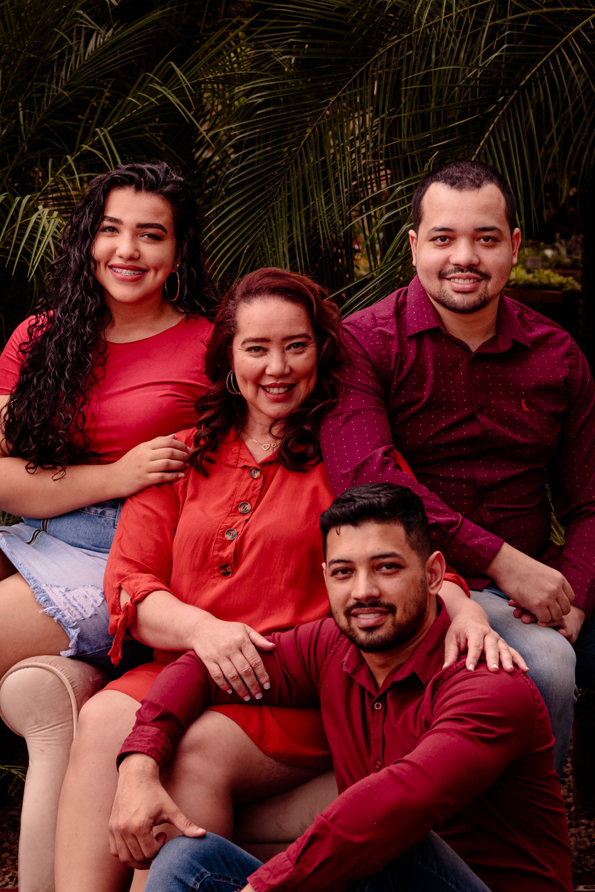 Ensaio FOtográfico de família fotografia de família mãe e filhos Dia das Mães na Floricultura Paraíso das Flores em Encantado com Vanessa Cristina Fotografia