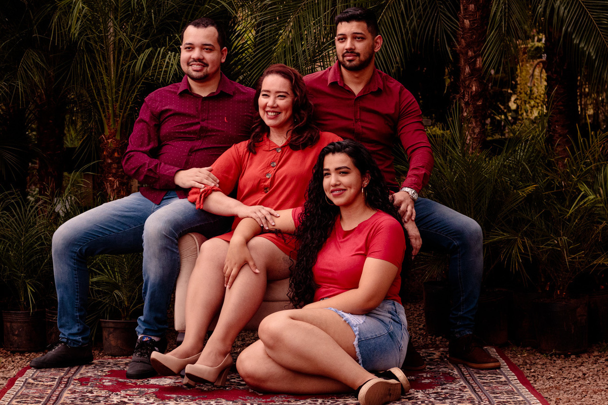 Ensaio FOtográfico de família fotografia de família mãe e filhos Dia das Mães na Floricultura Paraíso das Flores em Encantado com Vanessa Cristina Fotografia