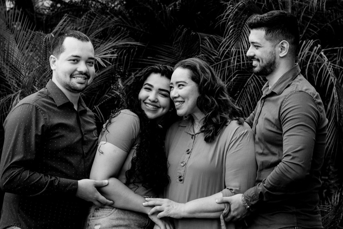 Ensaio FOtográfico de família fotografia de família mãe e filhos Dia das Mães na Floricultura Paraíso das Flores em Encantado com Vanessa Cristina Fotografia