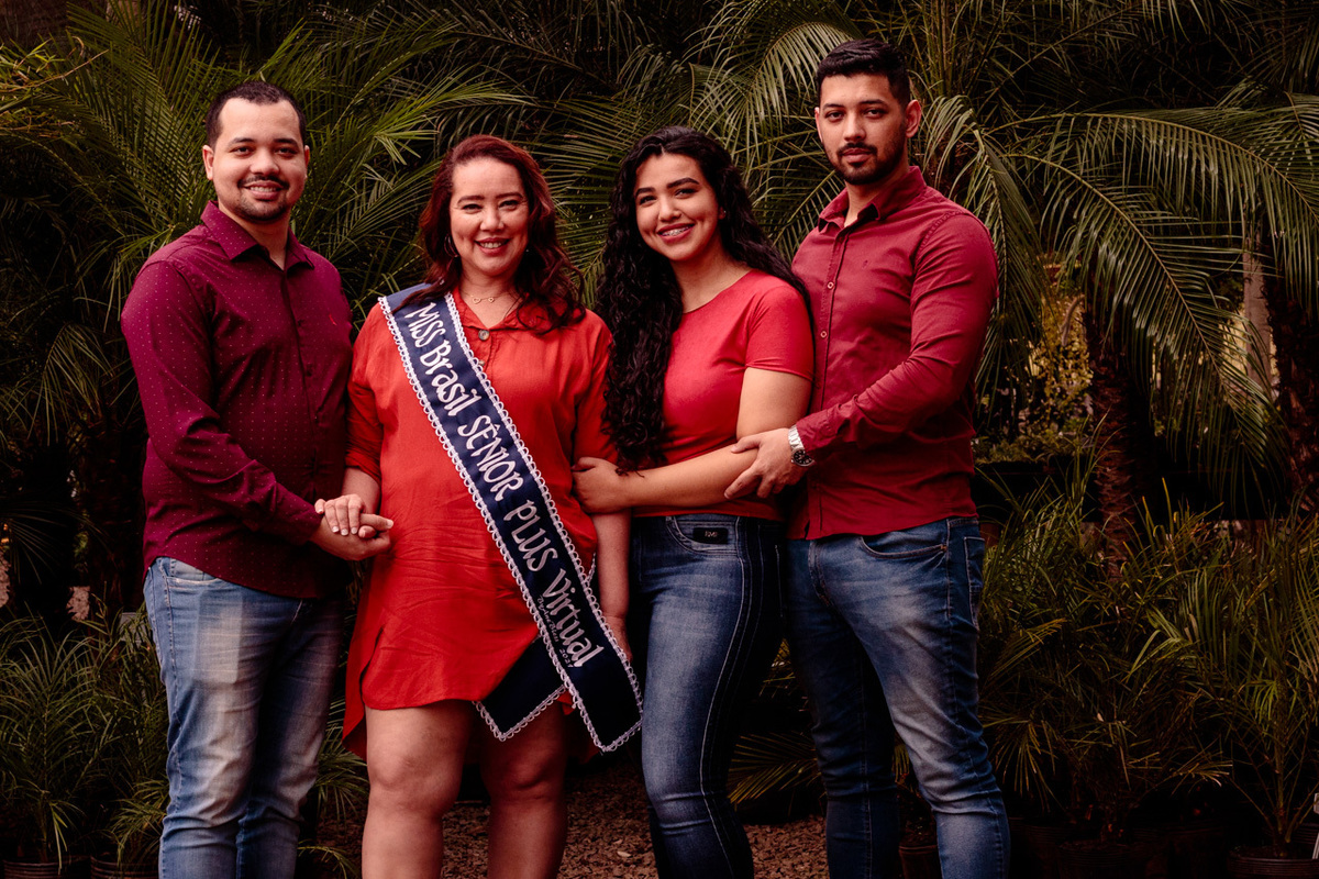 Miss Brasil Sênior Plus Virtual 2021 Ensaio Fotográfico de família fotografia de família mãe e filhos Dia das Mães na Floricultura Paraíso das Flores em Encantado com Vanessa Cristina Fotografia