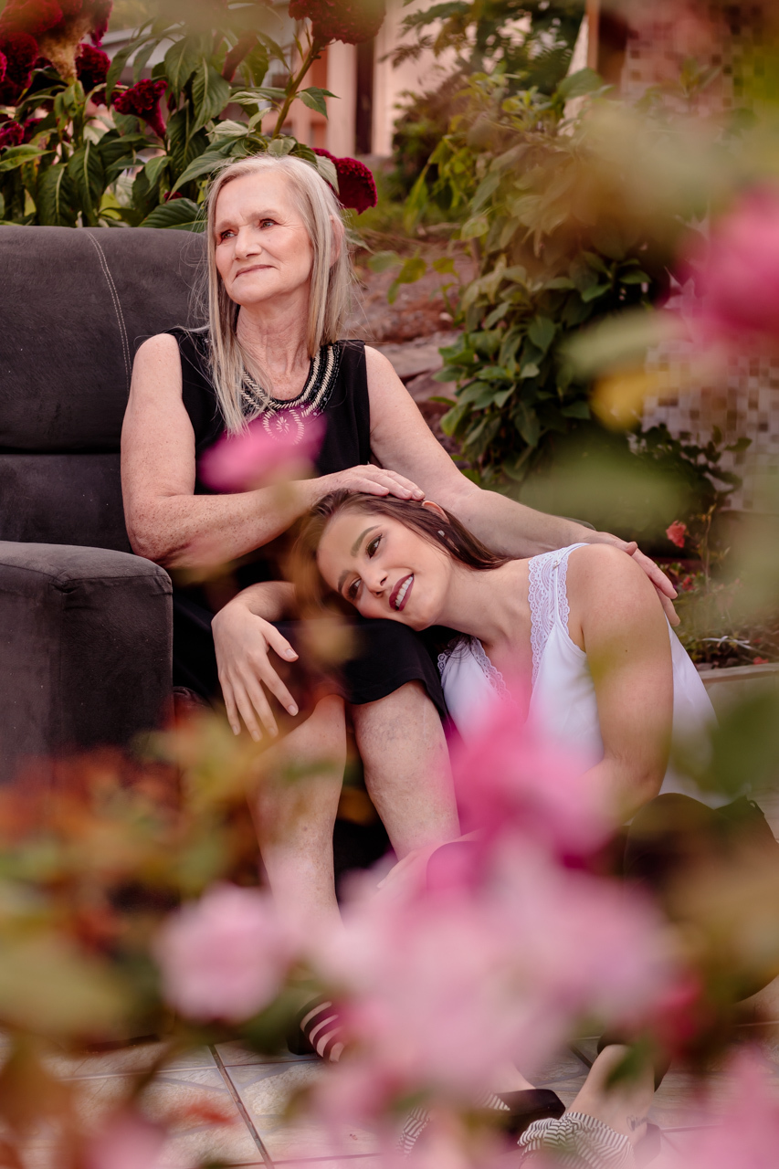 Ensaio Fotográfico de família fotografia de família em casa mãe e filhos Dia das Mães em Relvado com Vanessa Cristina Fotografia