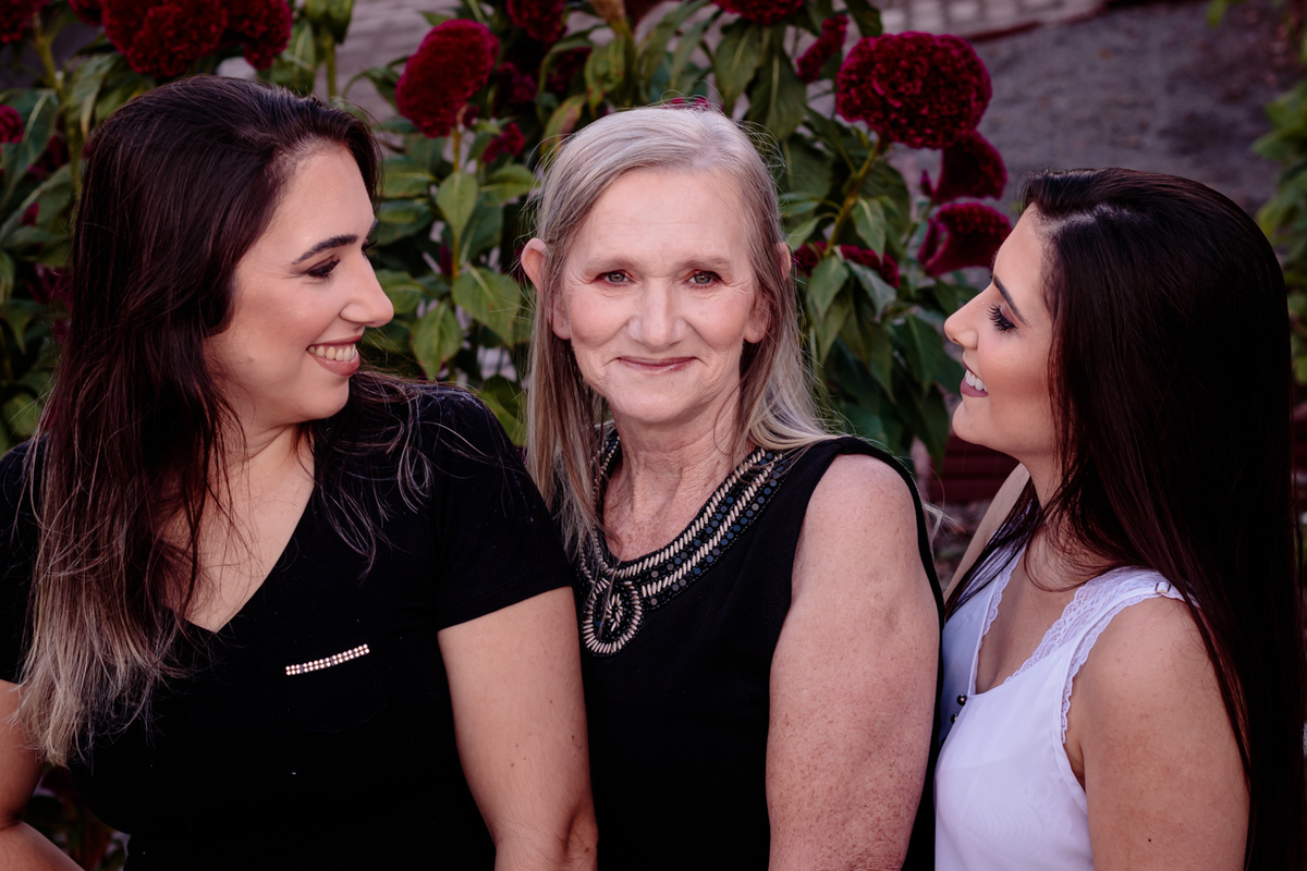 Ensaio Fotográfico de família fotografia de família em casa mãe e filhos Dia das Mães em Relvado com Vanessa Cristina Fotografia