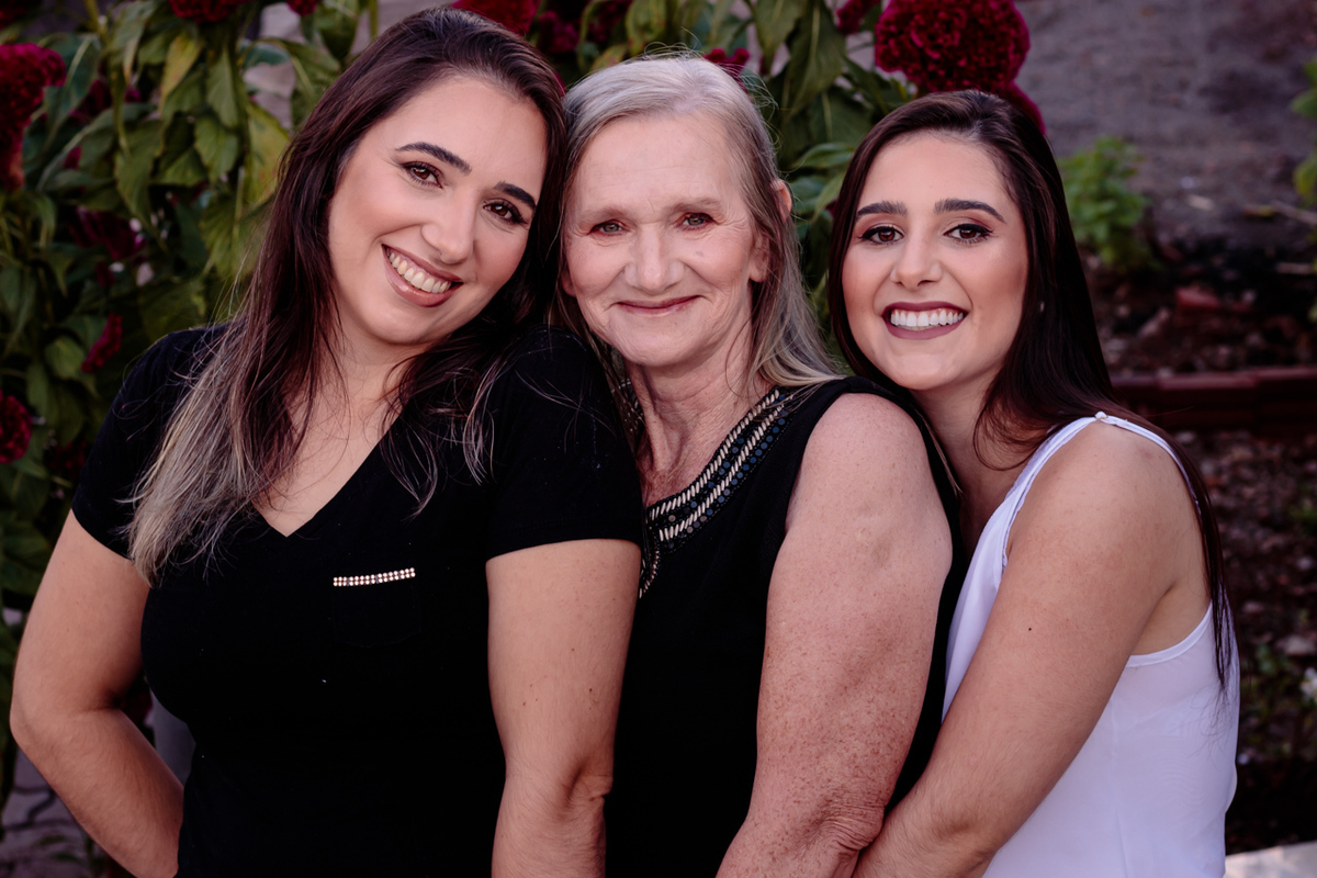 Ensaio Fotográfico de família fotografia de família em casa mãe e filhos Dia das Mães em Relvado com Vanessa Cristina Fotografia