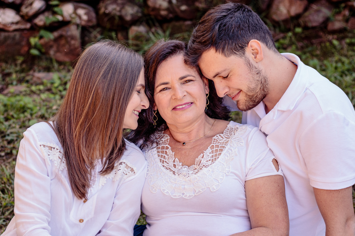 Ensaio fotográfico mãe e filhos fotografia de família com a fotógrafa de família Vanessa Cristina Fotografia de Encantado em Travesseiro Vale do Taquari