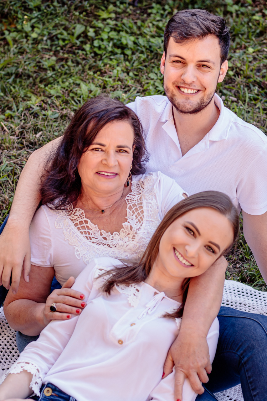 Ensaio fotográfico mãe e filhos fotografia de família com a fotógrafa de família Vanessa Cristina Fotografia de Encantado em Travesseiro Vale do Taquari