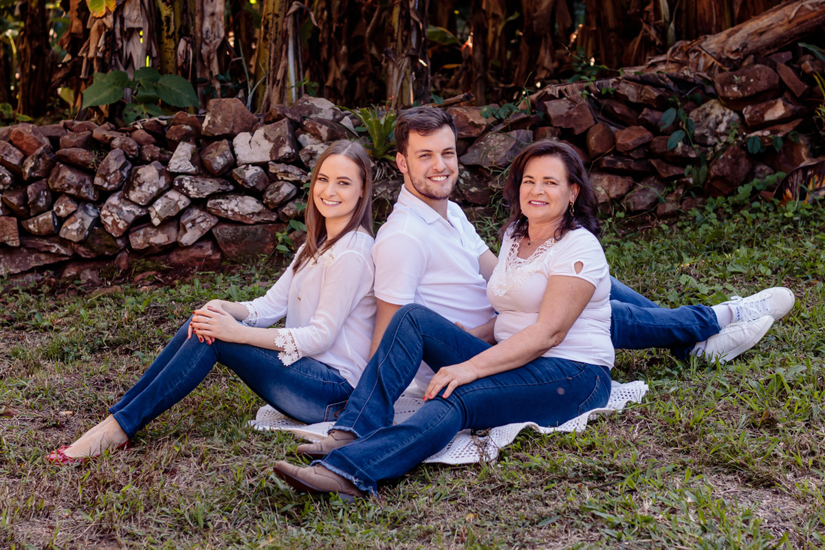 Ensaio fotográfico mãe e filhos fotografia de família com a fotógrafa de família Vanessa Cristina Fotografia de Encantado em Travesseiro Vale do Taquari