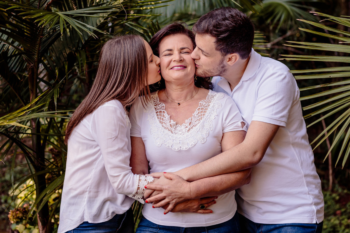 Ensaio fotográfico mãe e filhos fotografia de família com a fotógrafa de família Vanessa Cristina Fotografia de Encantado em Travesseiro Vale do Taquari