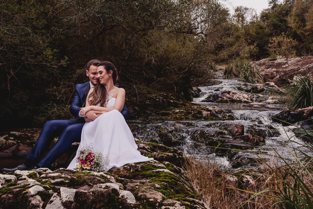  ensaio de casal pré wedding externo no campo estilo trash the dress em Arvorezinha com a fotográfa Vanessa Cristina Fotografia de Encantado