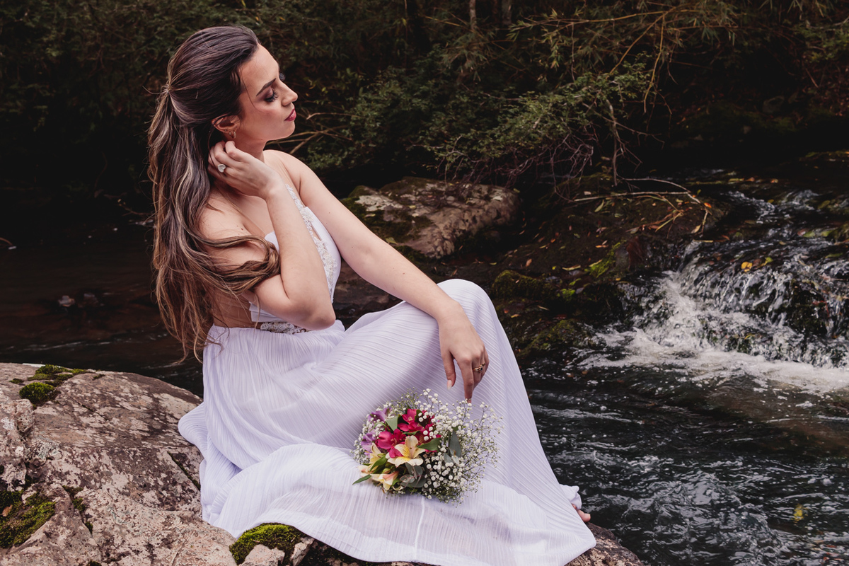  ensaio de casal pré wedding externo no campo estilo trash the dress em Arvorezinha com a fotográfa Vanessa Cristina Fotografia de Encantado