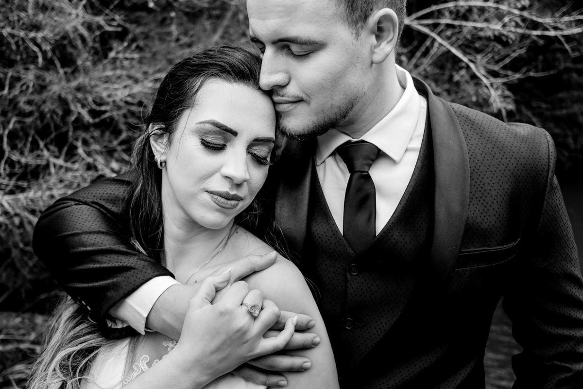  ensaio de casal pré wedding externo no campo estilo trash the dress em Arvorezinha com a fotográfa Vanessa Cristina Fotografia de Encantado