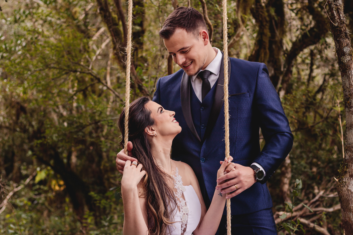  ensaio de casal pré wedding externo no campo estilo trash the dress em Arvorezinha com a fotográfa Vanessa Cristina Fotografia de Encantado