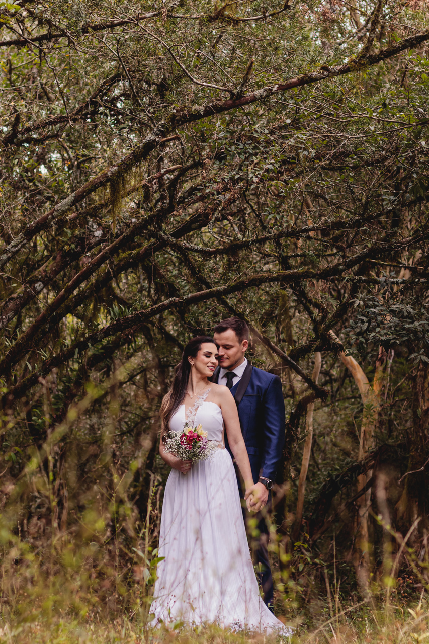  ensaio de casal pré wedding externo no campo estilo trash the dress em Arvorezinha com a fotográfa Vanessa Cristina Fotografia de Encantado