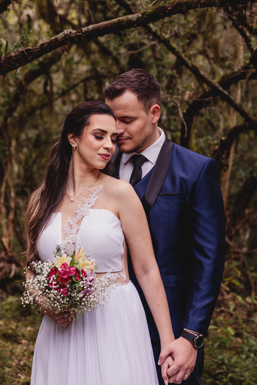  ensaio de casal pré wedding externo no campo estilo trash the dress em Arvorezinha com a fotográfa Vanessa Cristina Fotografia de Encantado