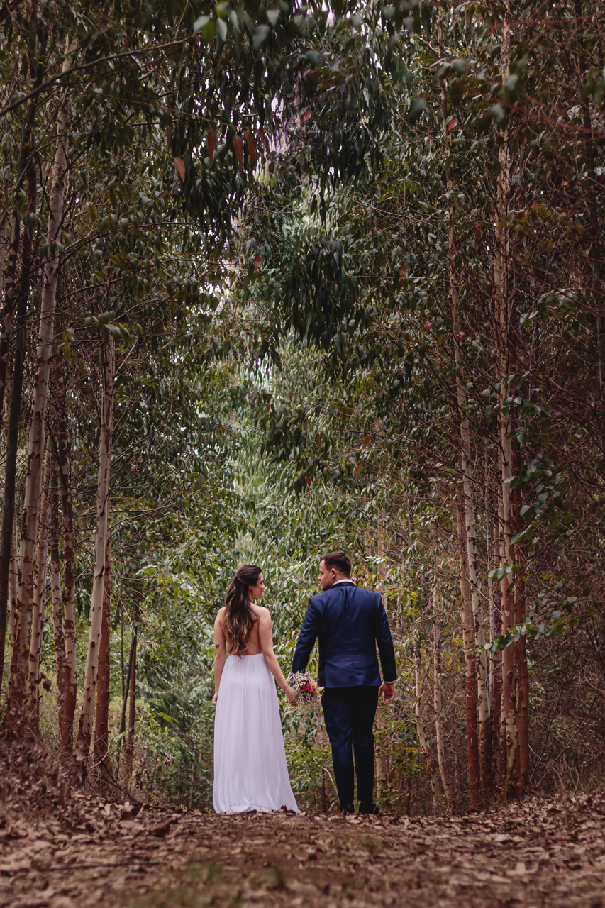  ensaio de casal pré wedding externo no campo estilo trash the dress em Arvorezinha com a fotográfa Vanessa Cristina Fotografia de Encantado