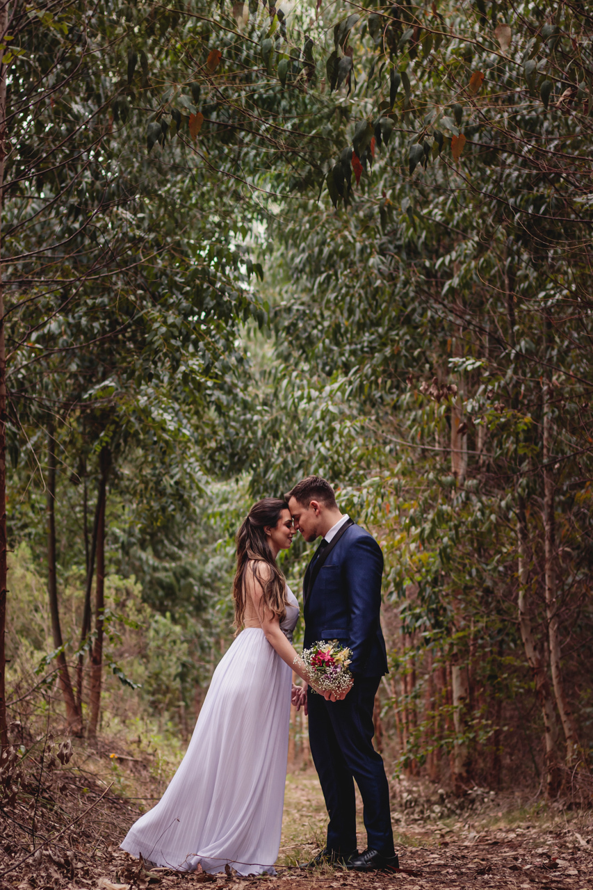  ensaio de casal pré wedding externo no campo estilo trash the dress em Arvorezinha com a fotográfa Vanessa Cristina Fotografia de Encantado