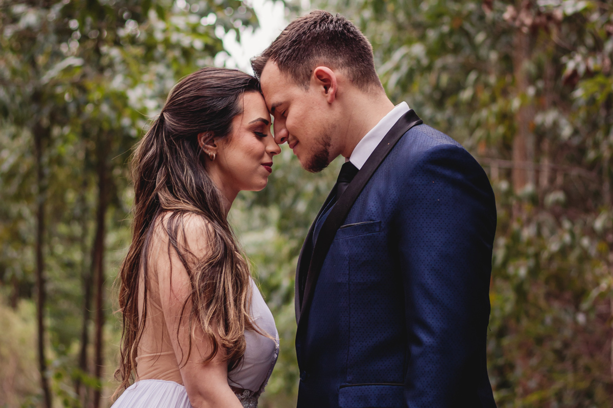  ensaio de casal pré wedding externo no campo estilo trash the dress em Arvorezinha com a fotográfa Vanessa Cristina Fotografia de Encantado