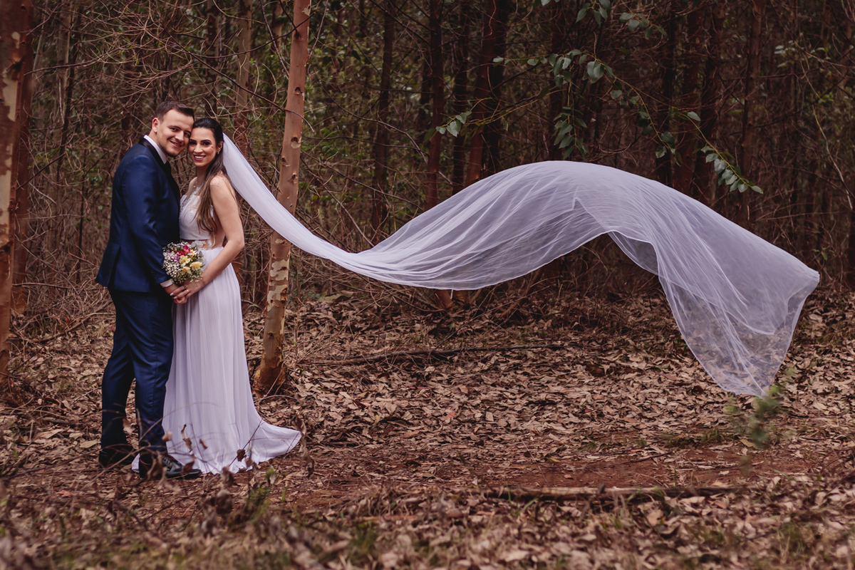  ensaio de casal pré wedding externo no campo estilo trash the dress em Arvorezinha com a fotográfa Vanessa Cristina Fotografia de Encantado