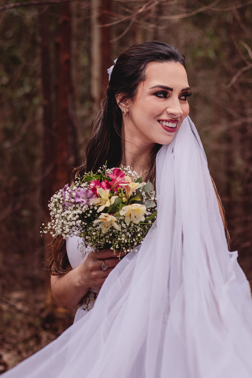  ensaio de casal pré wedding externo no campo estilo trash the dress em Arvorezinha com a fotográfa Vanessa Cristina Fotografia de Encantado