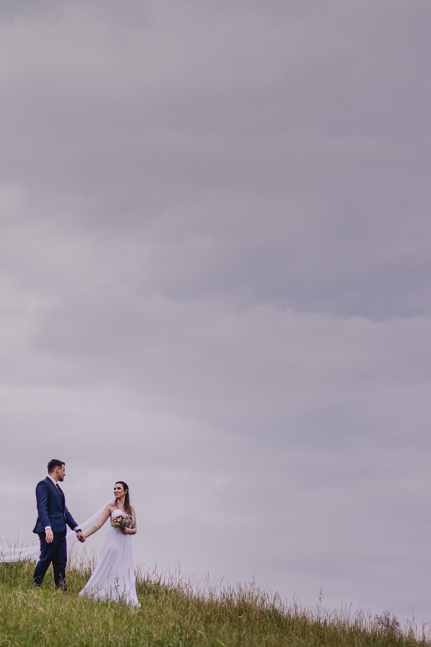  ensaio de casal pré wedding externo no campo estilo trash the dress em Arvorezinha com a fotográfa Vanessa Cristina Fotografia de Encantado