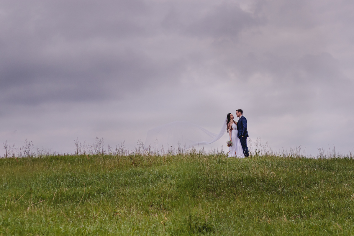  ensaio de casal pré wedding externo no campo estilo trash the dress em Arvorezinha com a fotográfa Vanessa Cristina Fotografia de Encantado