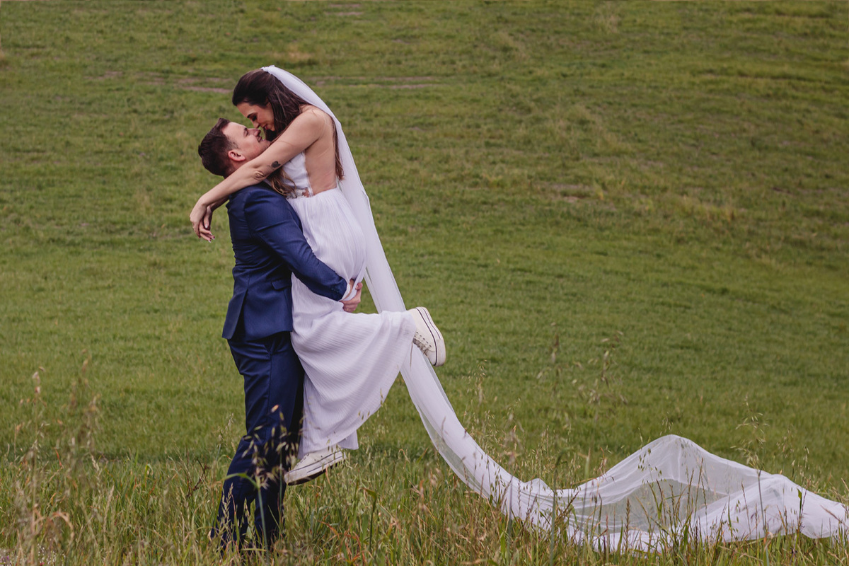  ensaio de casal pré wedding externo no campo estilo trash the dress em Arvorezinha com a fotográfa Vanessa Cristina Fotografia de Encantado