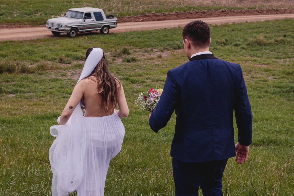  ensaio de casal pré wedding externo no campo estilo trash the dress em Arvorezinha com a fotográfa Vanessa Cristina Fotografia de Encantado