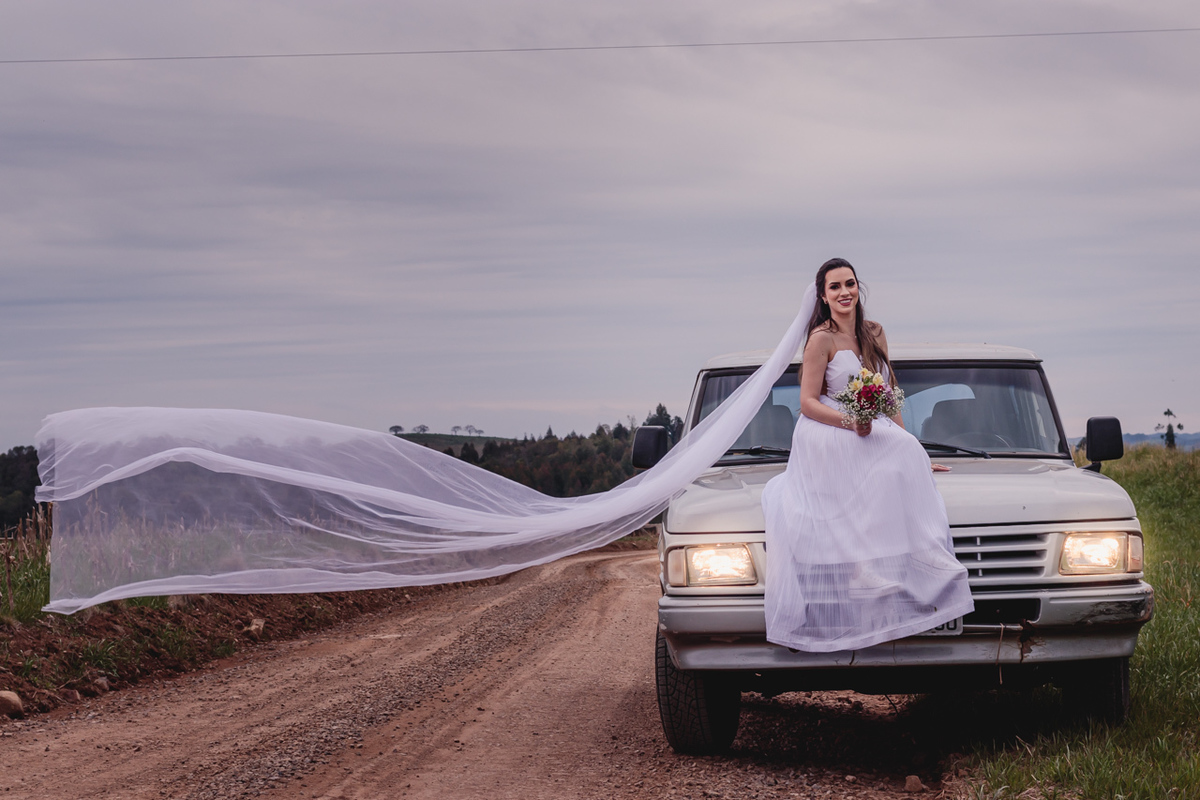  ensaio de casal pré wedding externo no campo estilo trash the dress em Arvorezinha com a fotográfa Vanessa Cristina Fotografia de Encantado