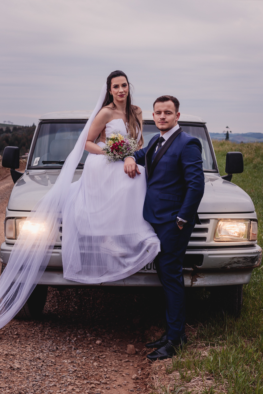  ensaio de casal pré wedding externo no campo estilo trash the dress em Arvorezinha com a fotográfa Vanessa Cristina Fotografia de Encantado