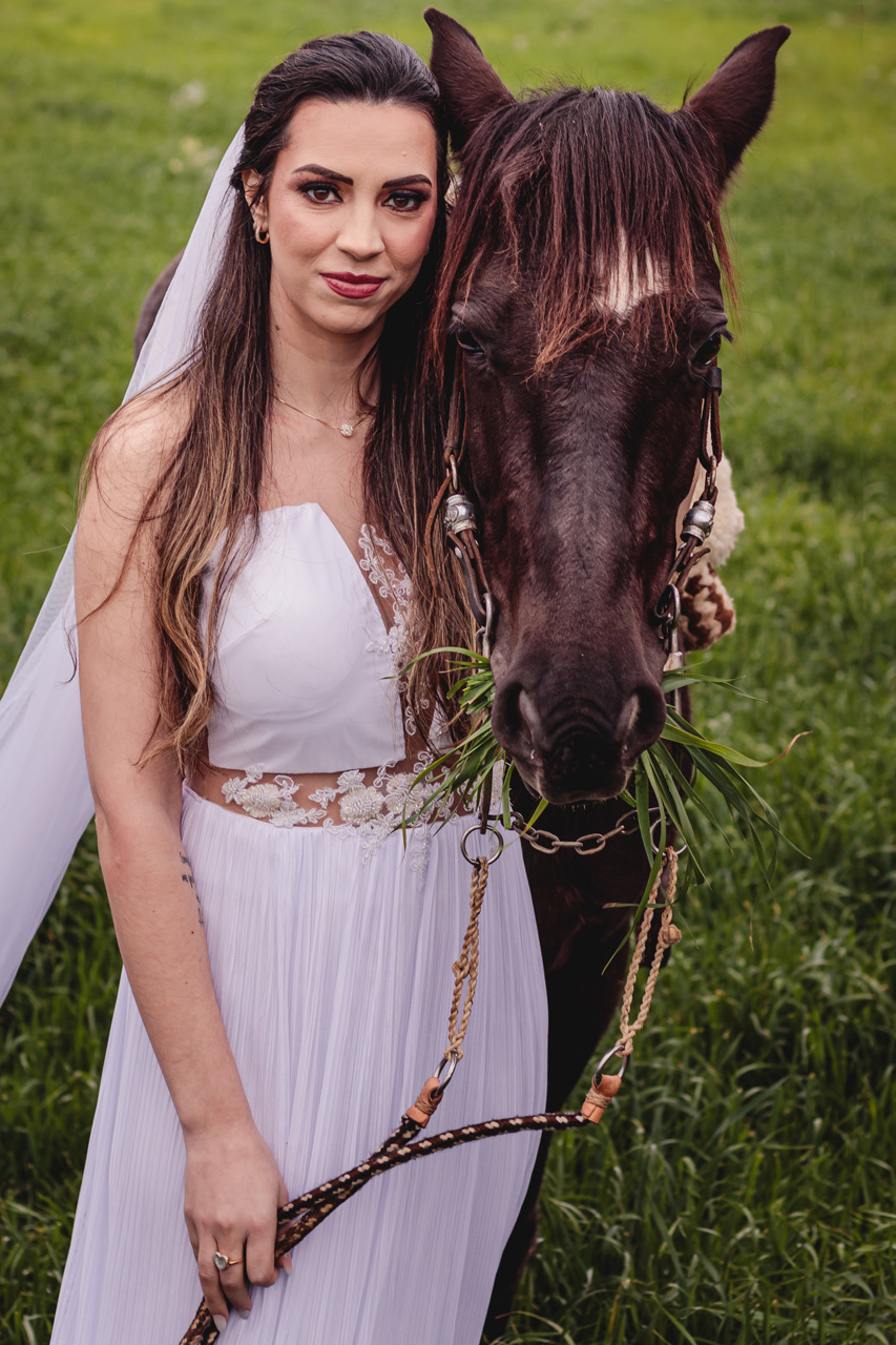  ensaio de casal pré wedding externo no campo estilo trash the dress em Arvorezinha com a fotográfa Vanessa Cristina Fotografia de Encantado