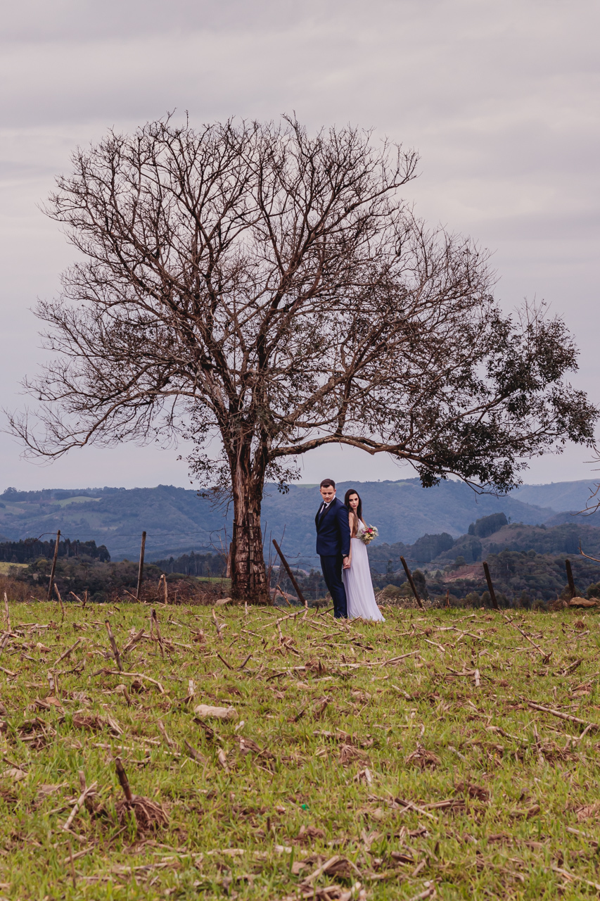  ensaio de casal pré wedding externo no campo estilo trash the dress em Arvorezinha com a fotográfa Vanessa Cristina Fotografia de Encantado