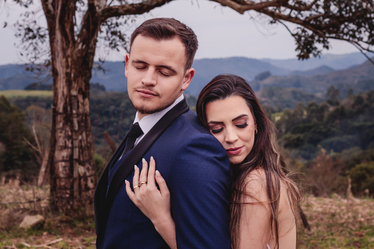  ensaio de casal pré wedding externo no campo estilo trash the dress em Arvorezinha com a fotográfa Vanessa Cristina Fotografia de Encantado