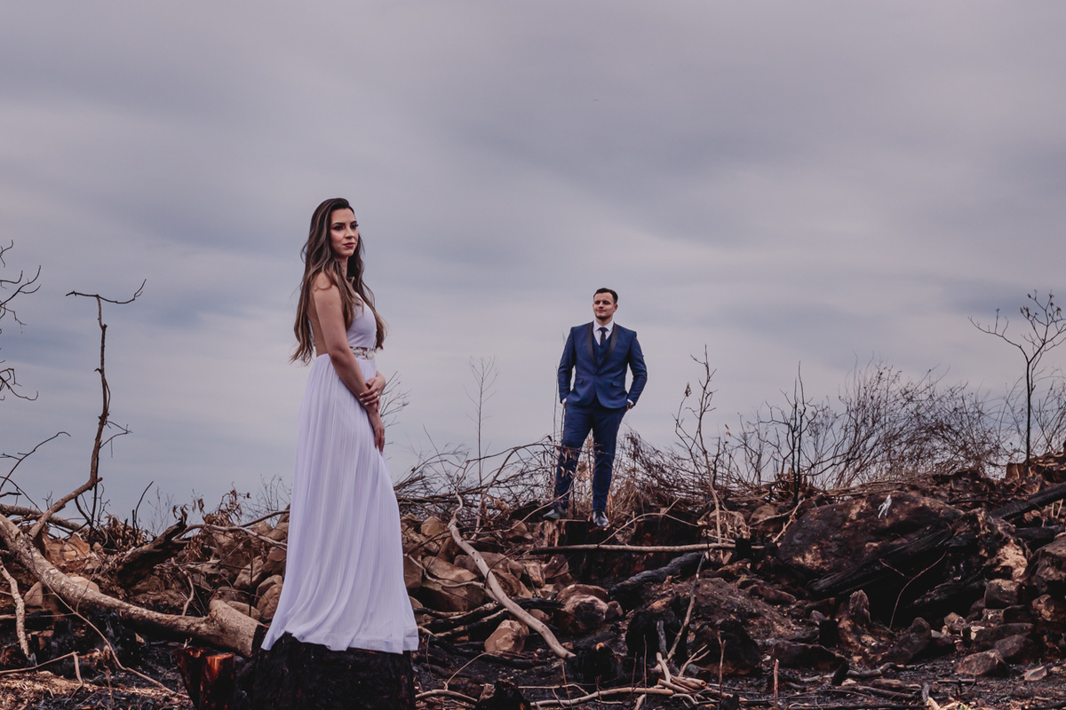  ensaio de casal pré wedding externo no campo estilo trash the dress em Arvorezinha com a fotográfa Vanessa Cristina Fotografia de Encantado